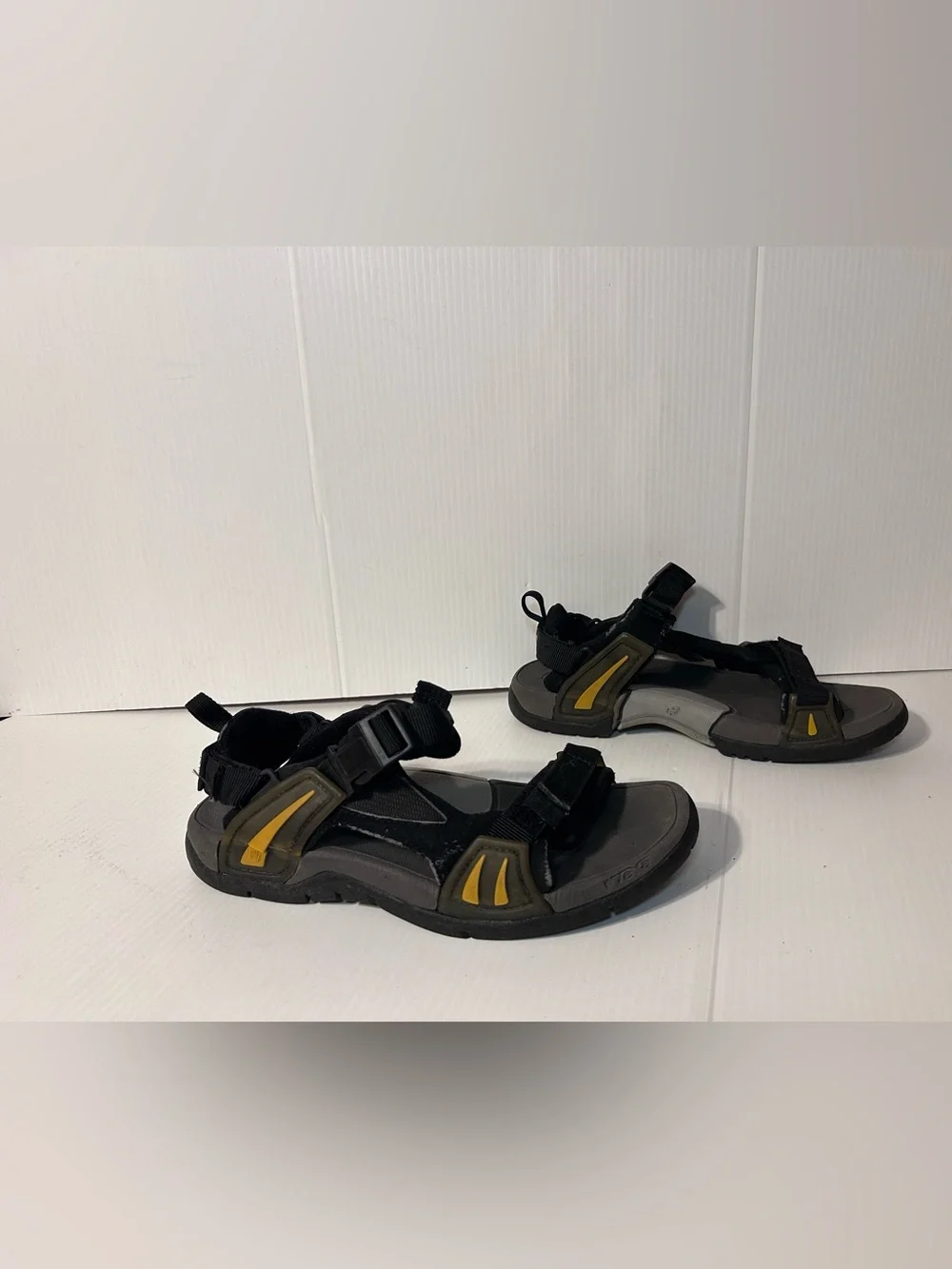TEVA SN5667 Hurricane sandals men size 8 US